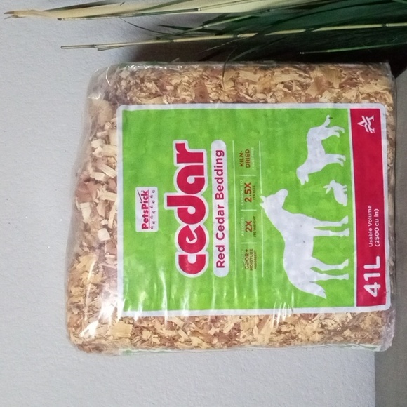 New! PETS PICK Red Cedar Bedding 41 Liters / Odor Control. - Picture 3 of 9